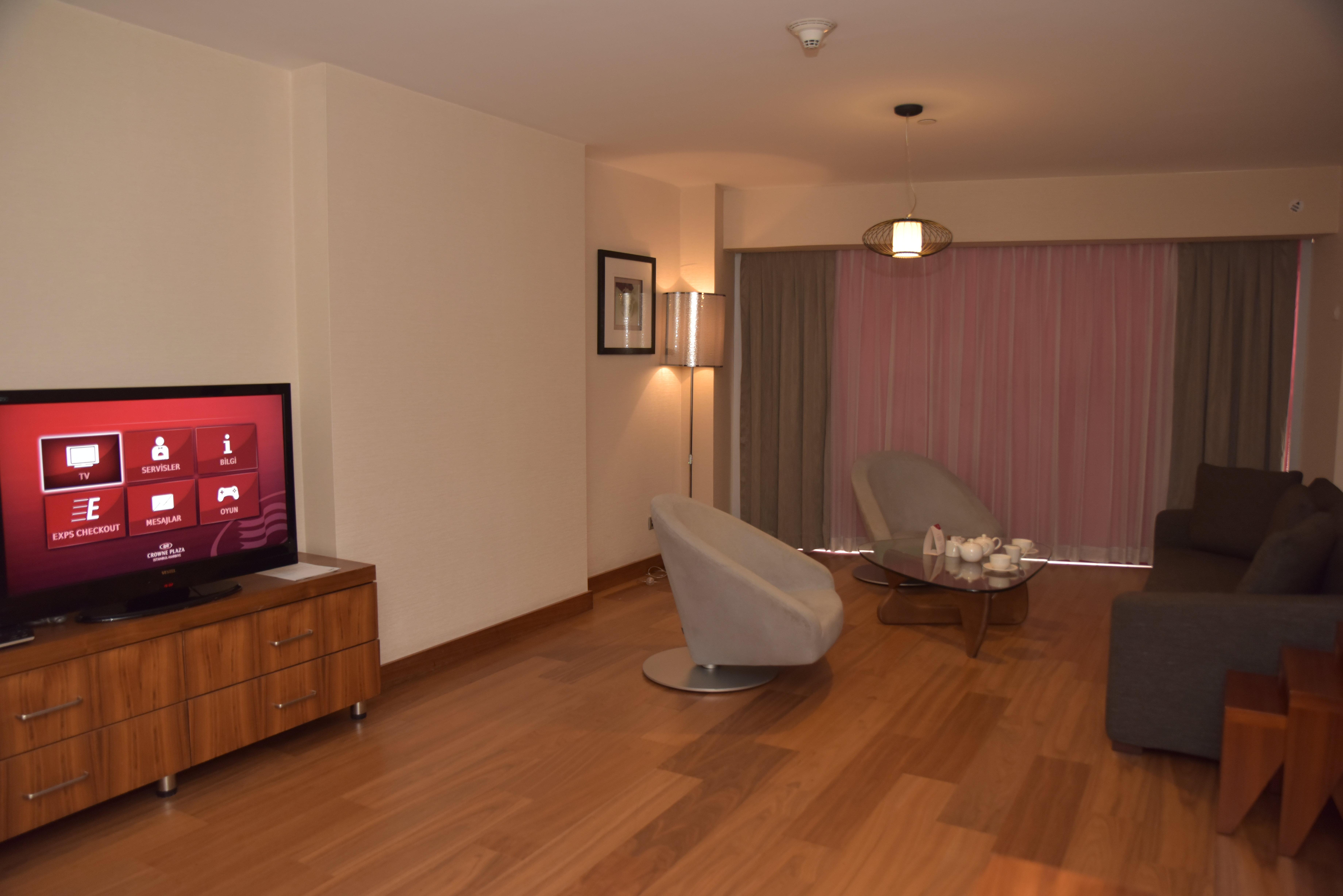 Hotel Crowne Plaza Istanbul Harbiye By Ihg Extérieur photo A living room at the hotel