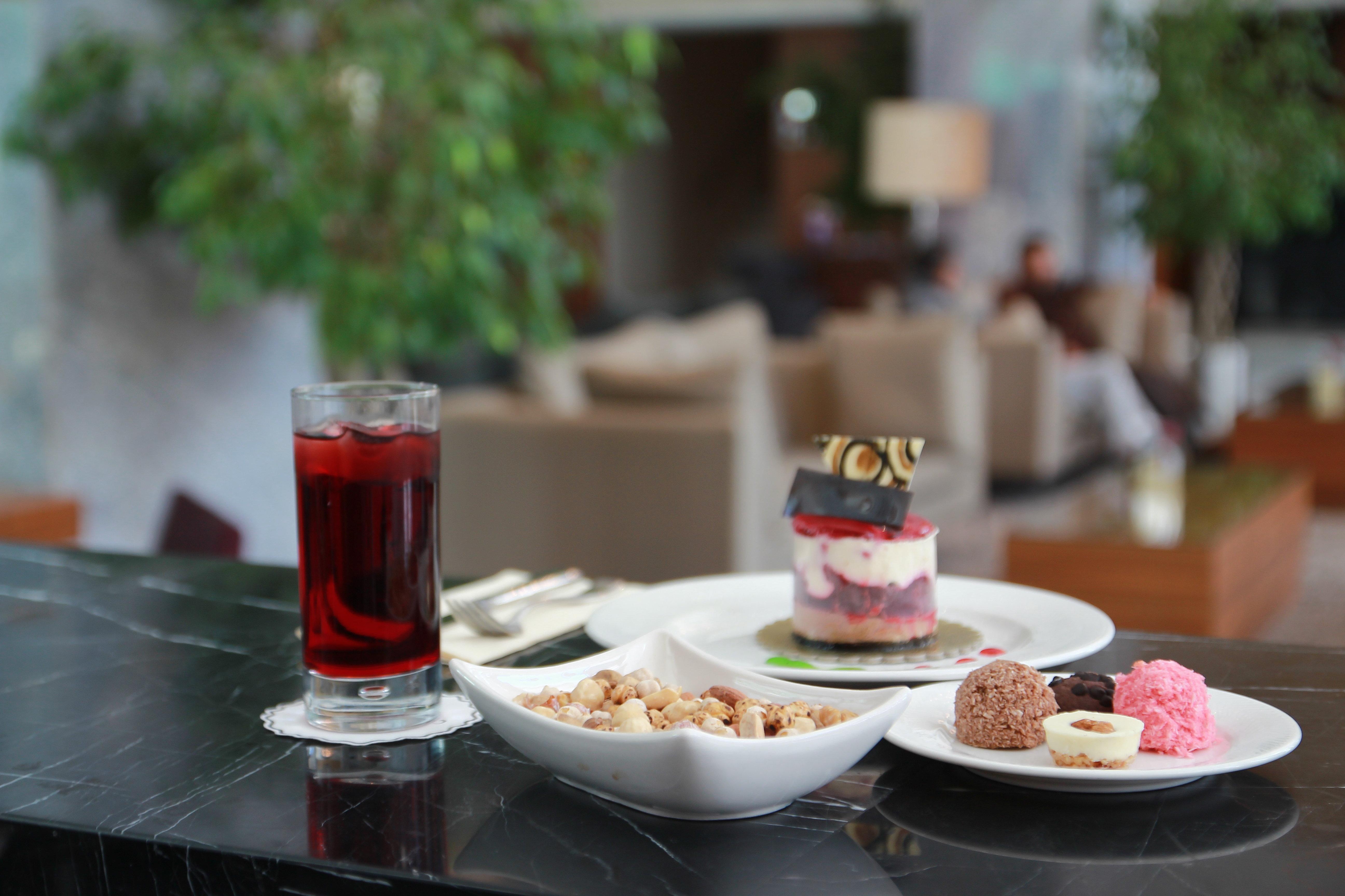 Hotel Crowne Plaza Istanbul Harbiye By Ihg Extérieur photo A selection of desserts