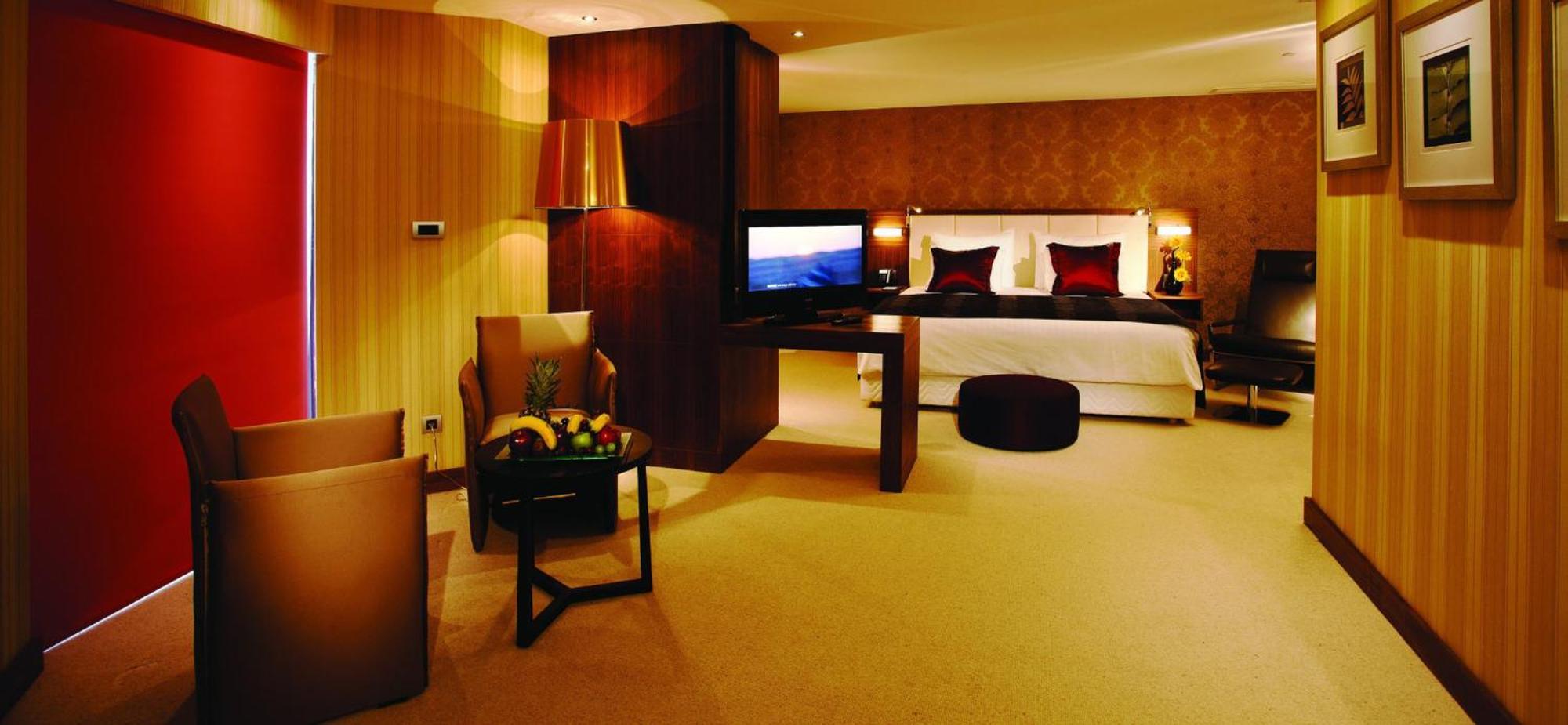 Hotel Crowne Plaza Istanbul Harbiye By Ihg Extérieur photo A suite at the hotel