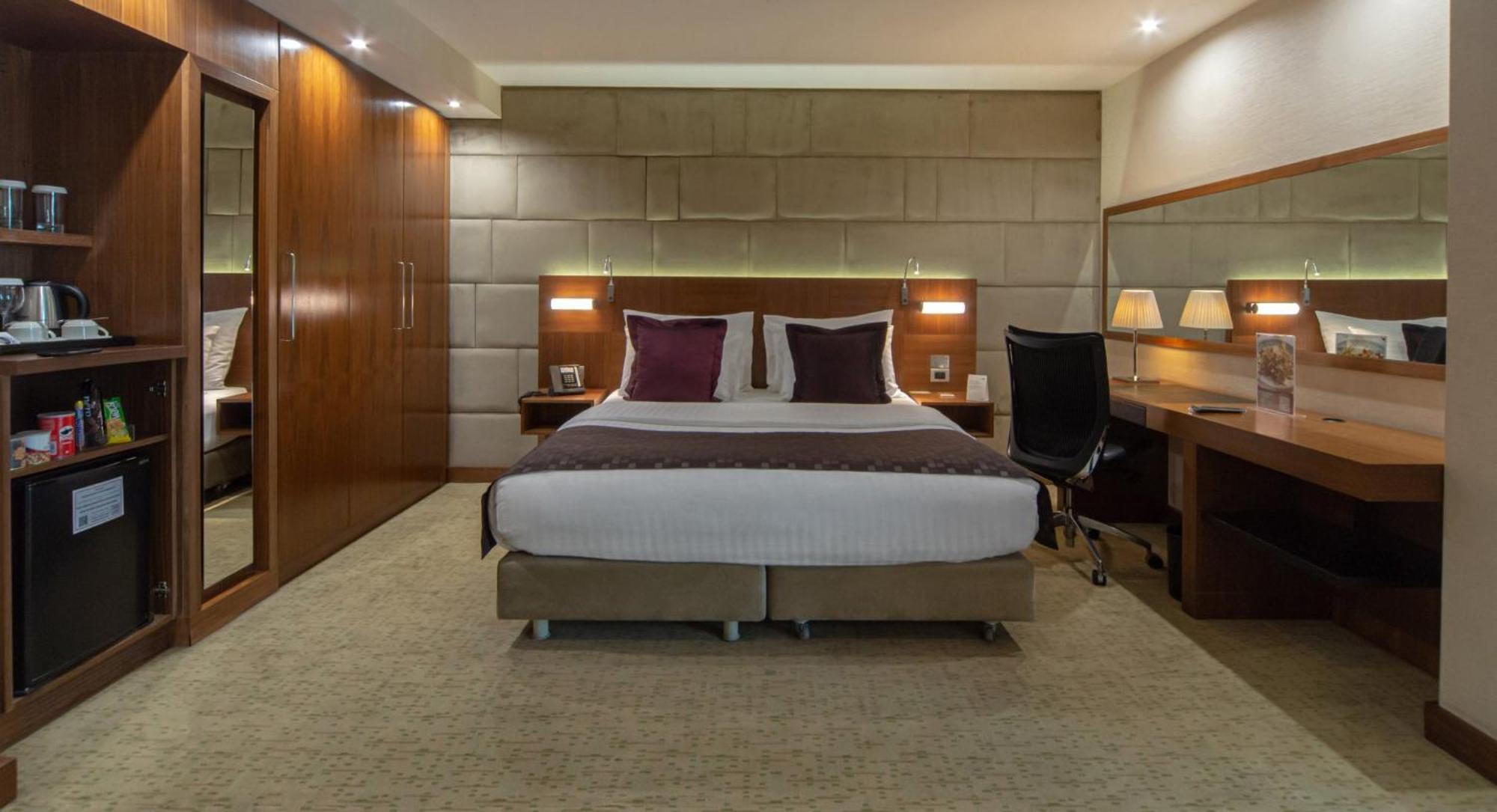 Hotel Crowne Plaza Istanbul Harbiye By Ihg Extérieur photo A bedroom at the hotel